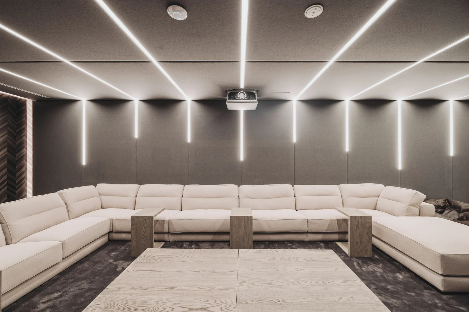 Sala kinowa z liniowym oświetleniem i projektorem