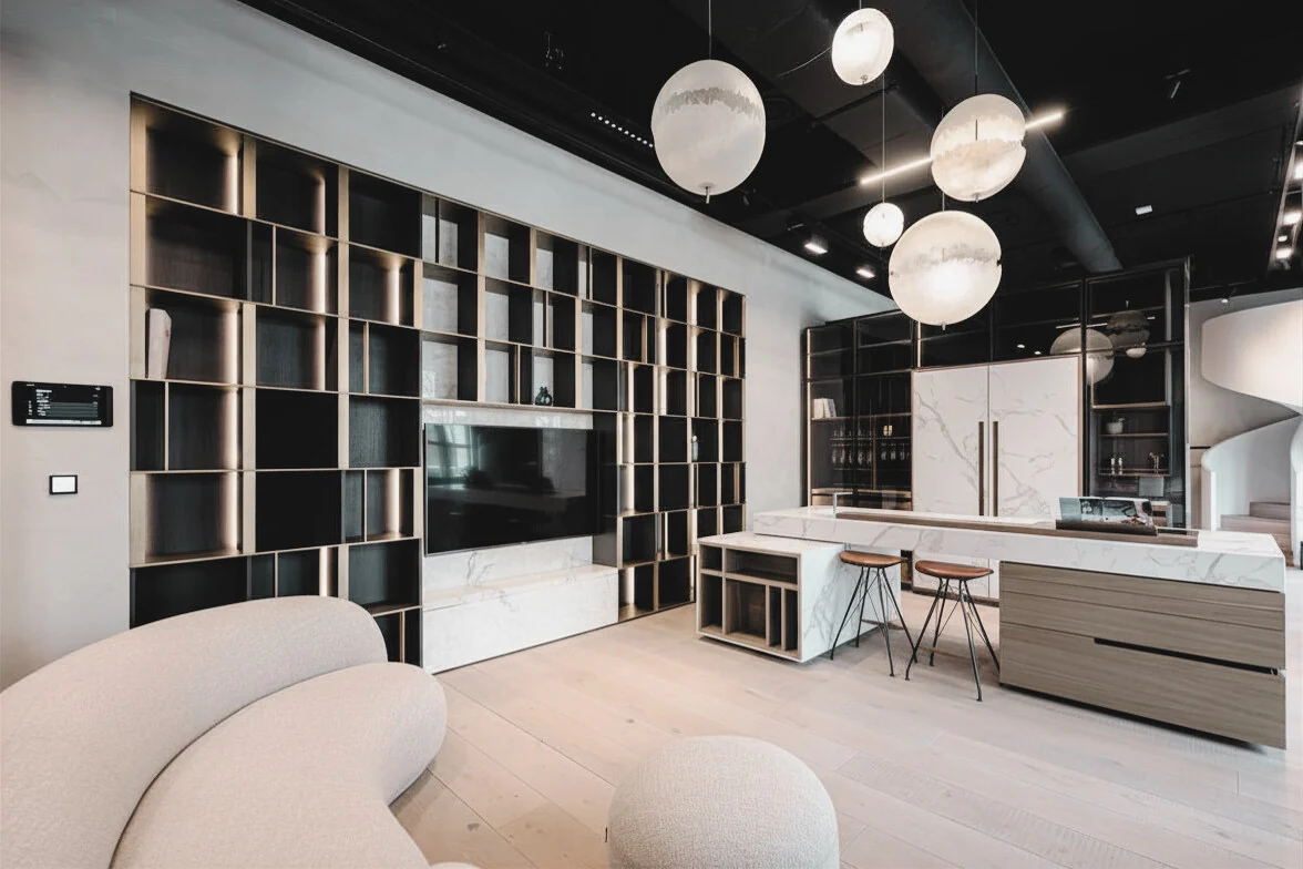 Showroom z zabudową audio i wyposażeniem wnętrza